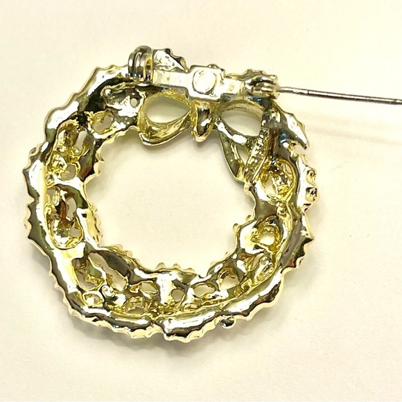 Vintage GERRY'S Christmas Wreath Pin Enameled Gold Tone Brooch Costume Jewelry - Picture 3 of 5